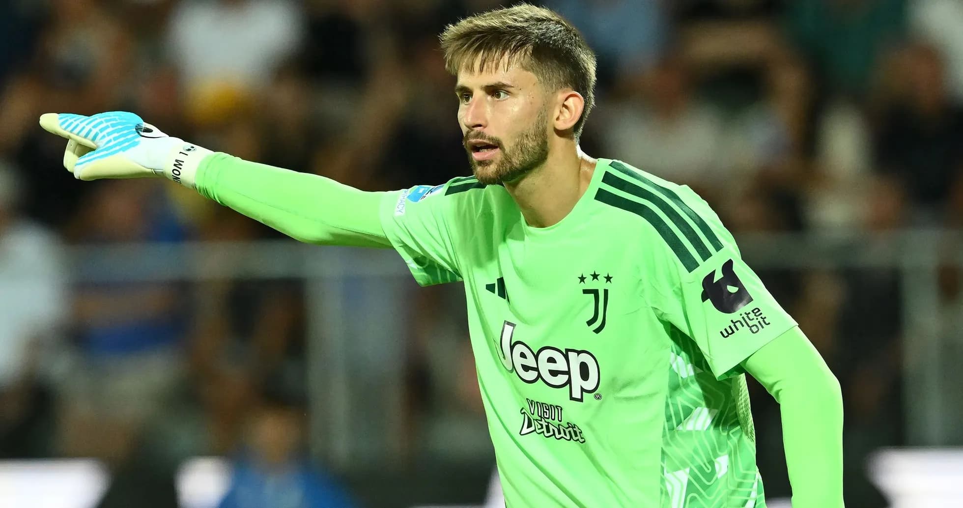 Portero de Juventus dirigiendo a sus compañeros en el campo Portero de Juventus dirigiendo a sus compañeros en el campo