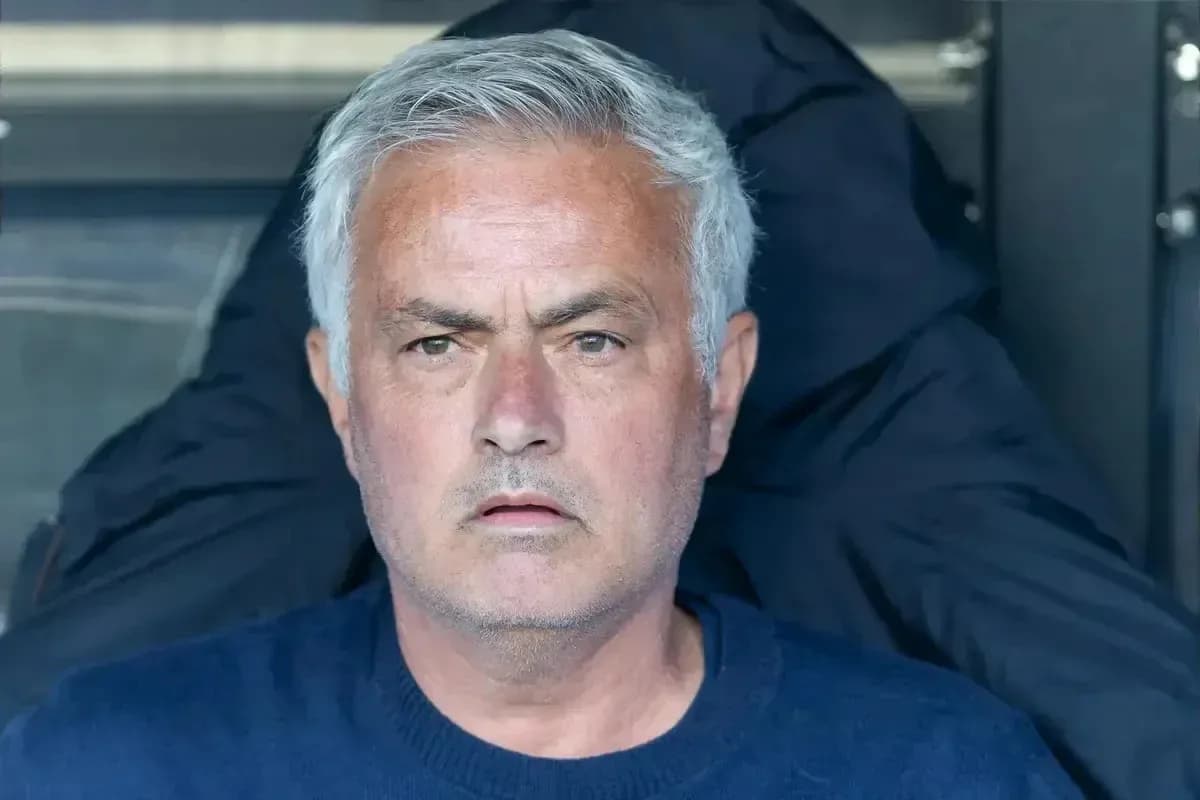 Entrenador sentado en el banquillo durante el partido Entrenador sentado en el banquillo durante el partido