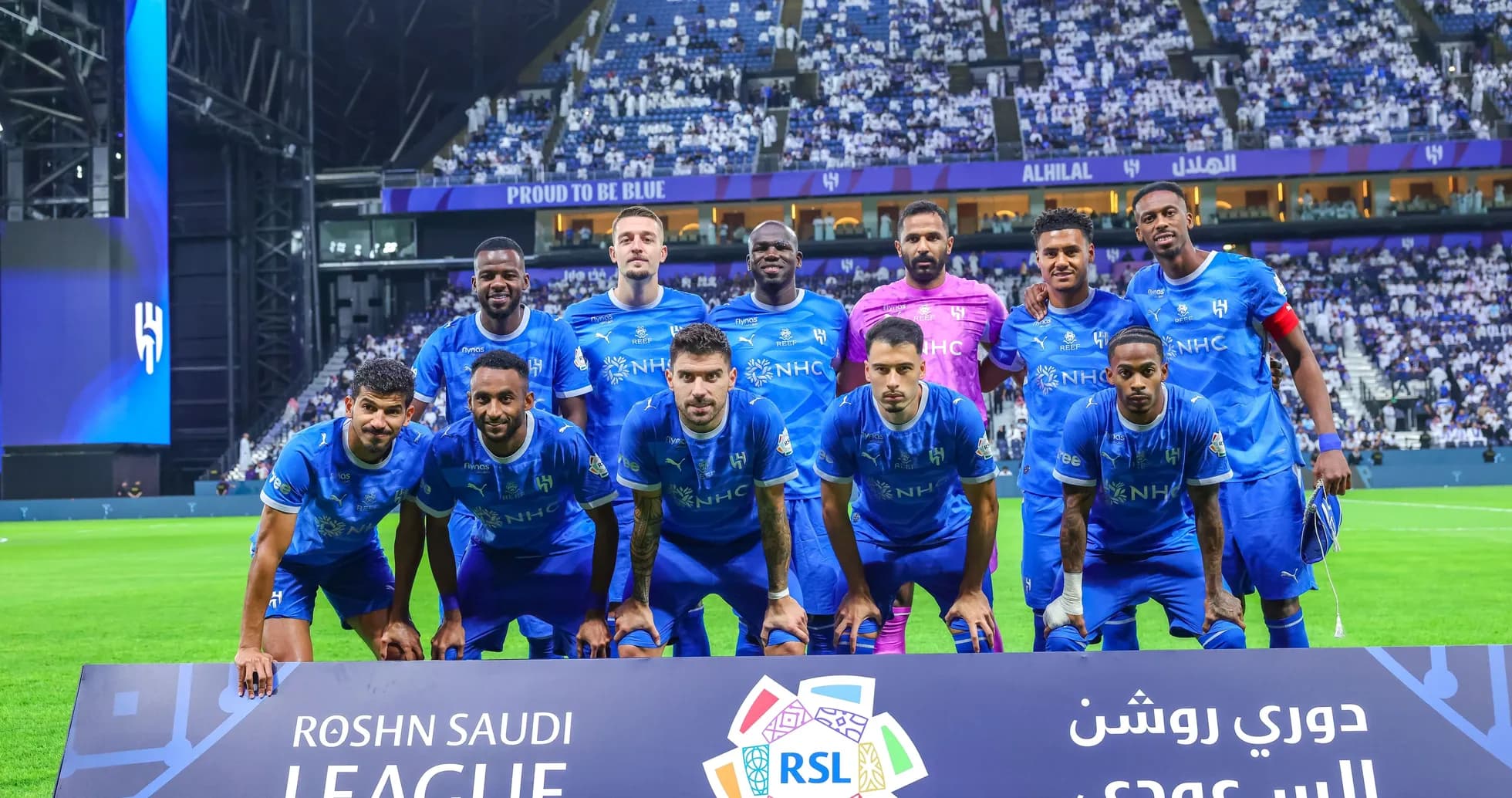 Equipo Al Hilal posando en el campo de juego Equipo Al Hilal posando en el campo de juego