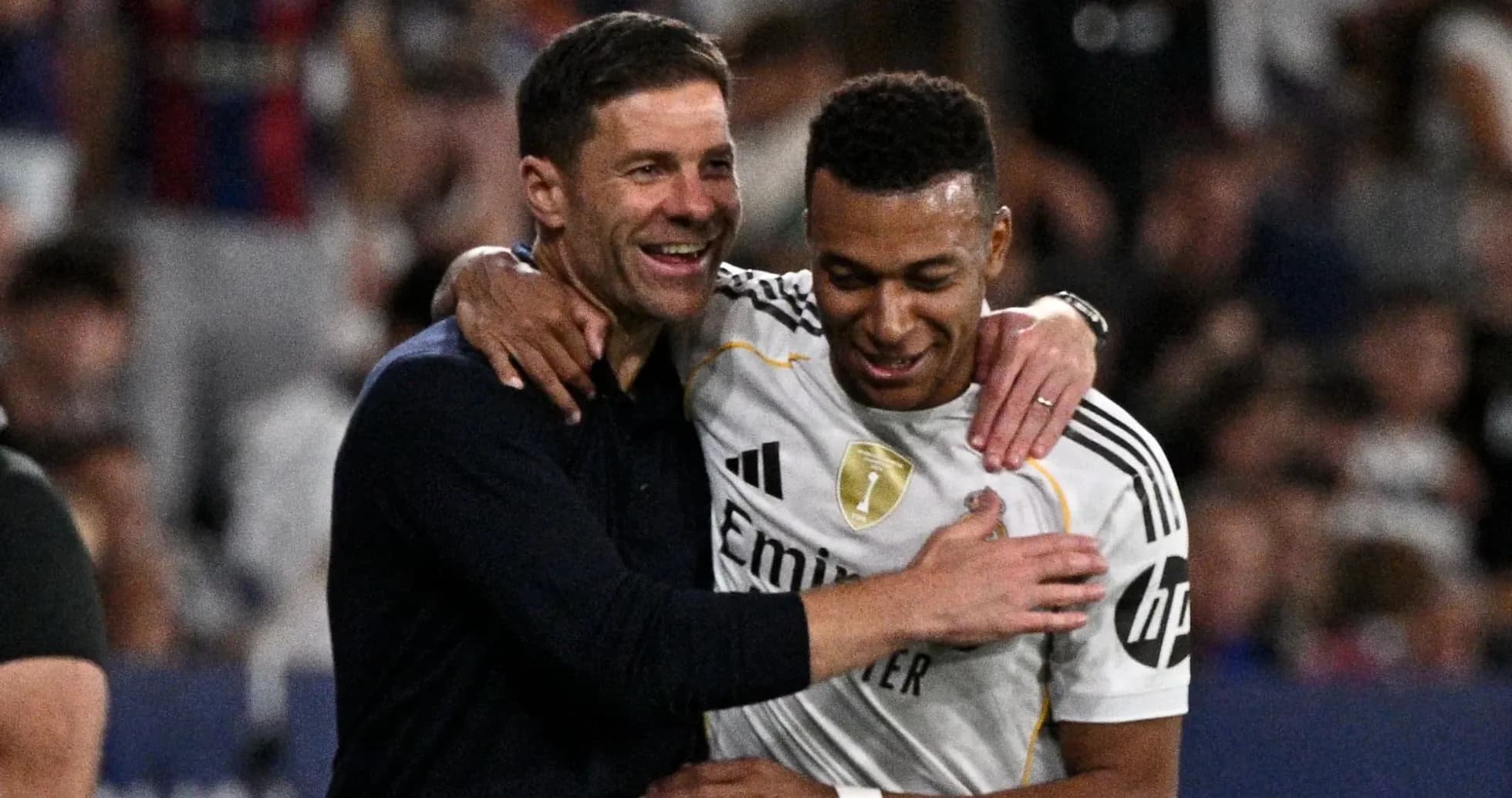 Entrenador y jugador abrazándose tras el partido Entrenador y jugador abrazándose tras el partido