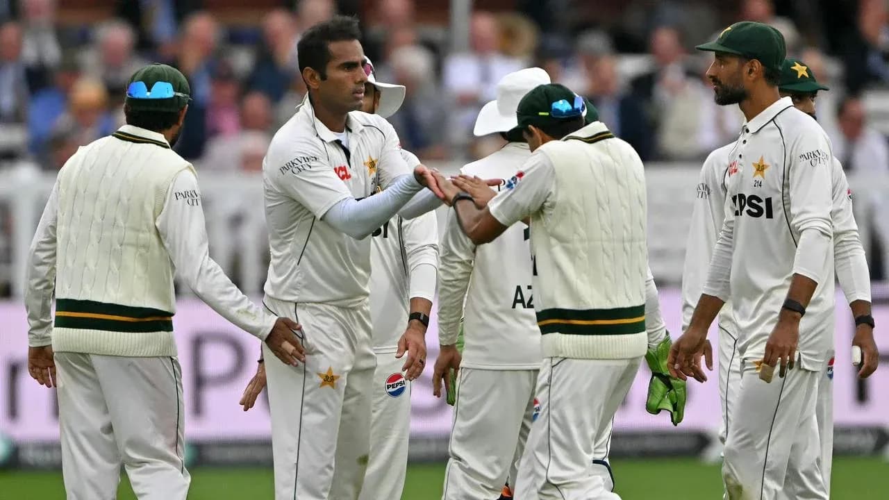 Jugadores de cricket de Pakistán celebrando un wicket Jugadores de cricket de Pakistán celebrando un wicket