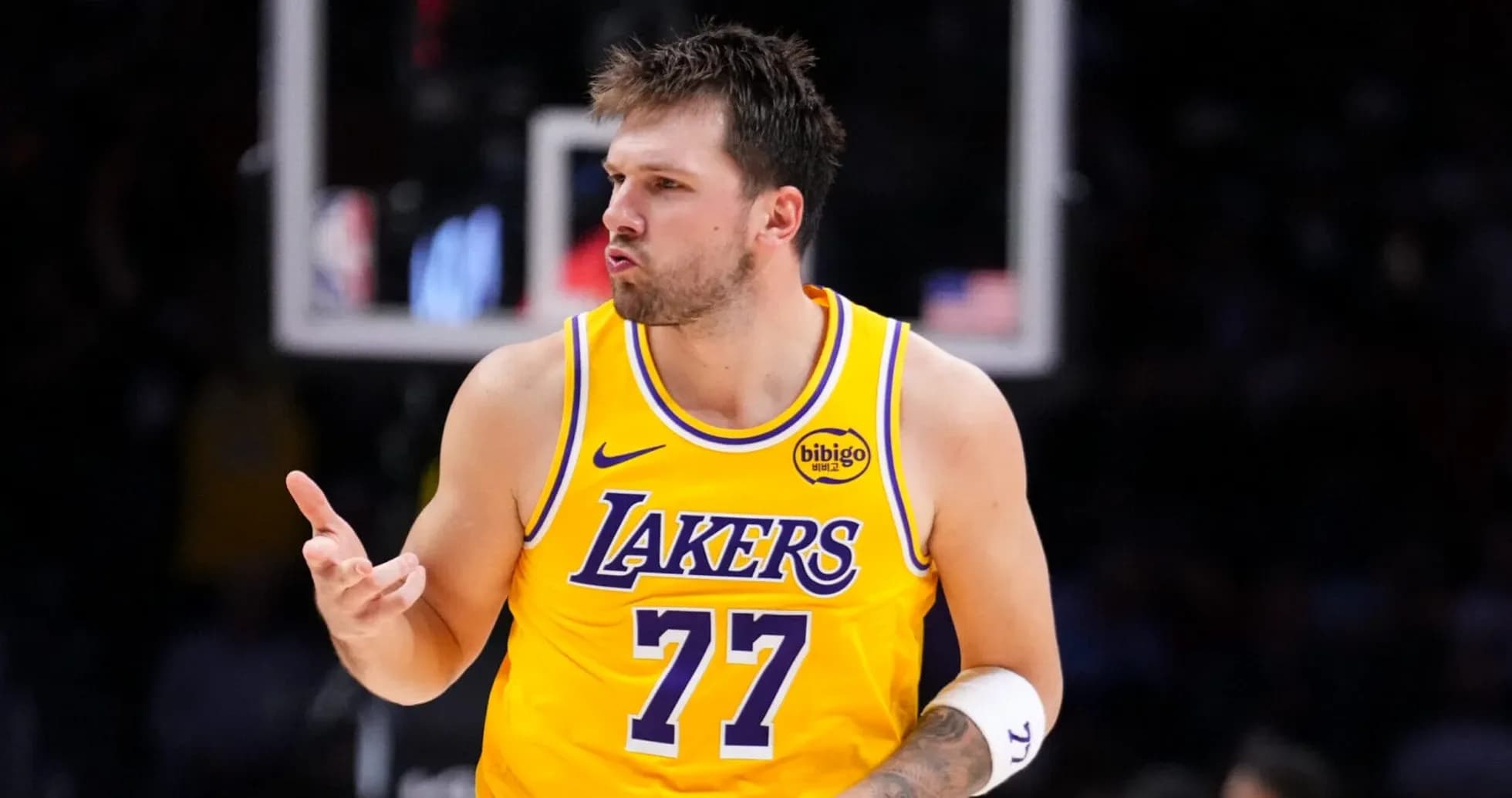 Jugador de baloncesto con uniforme de Lakers Jugador de baloncesto con uniforme de Lakers