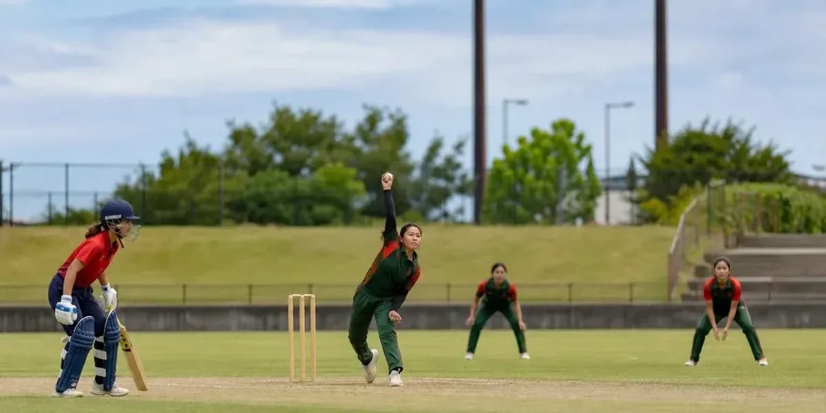 Jugadora lanzando en un partido de cricket femenino Jugadora lanzando en un partido de cricket femenino