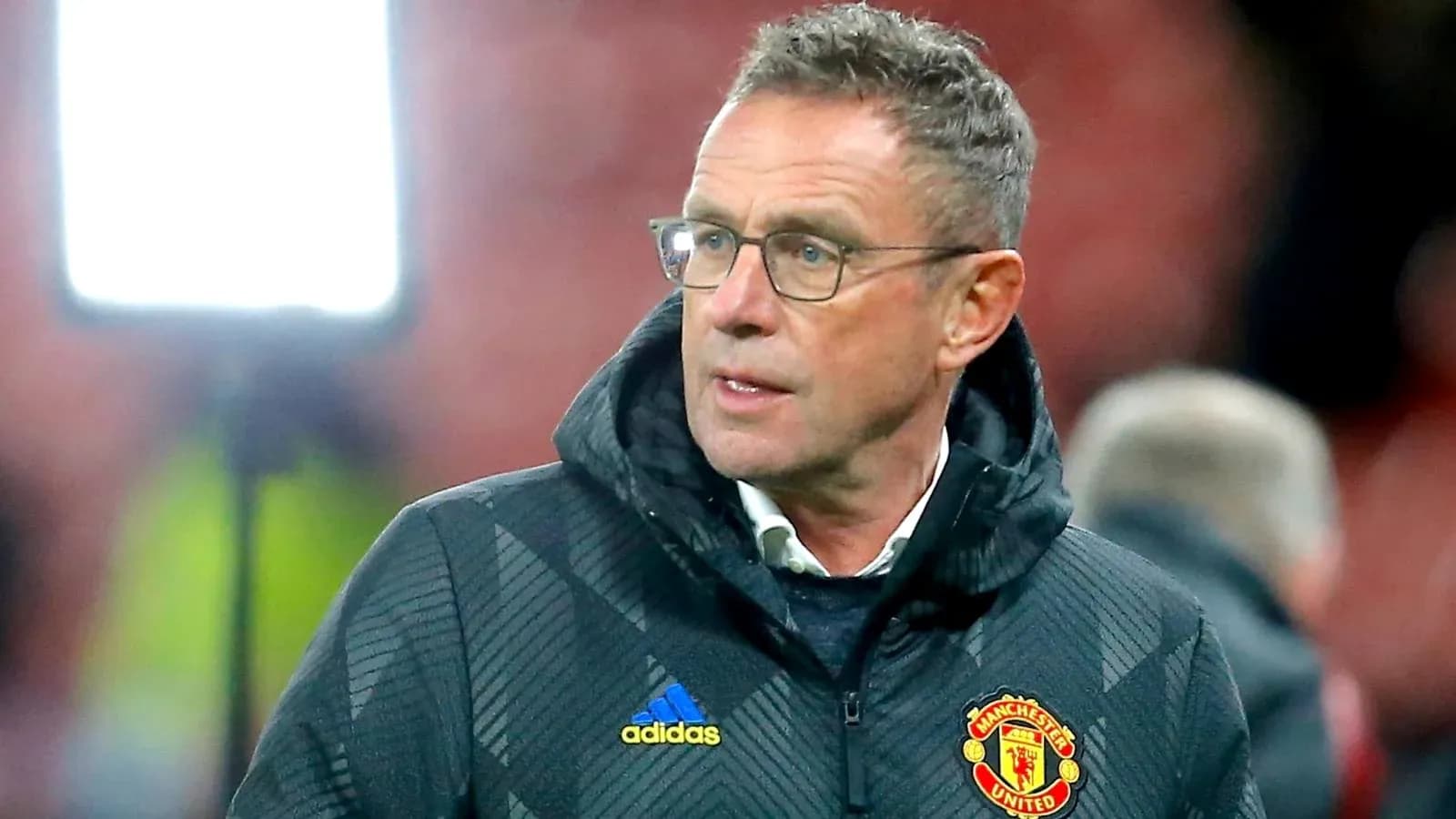 Entrenador de Manchester United en el campo Entrenador de Manchester United en el campo
