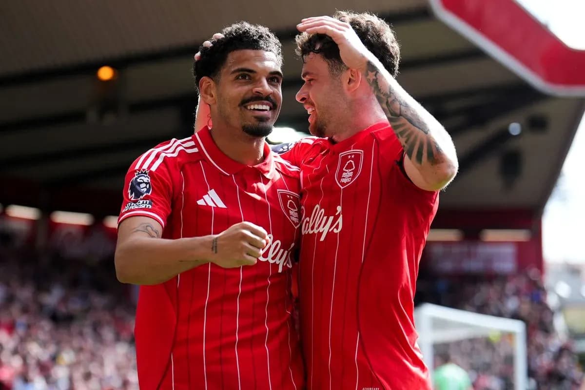 Jugadores de Nottingham Forest celebrando un gol Jugadores de Nottingham Forest celebrando un gol