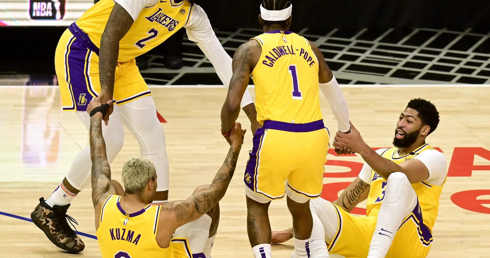 Jugadores de los Lakers ayudando a Kuzma y Davis Jugadores de los Lakers ayudando a Kuzma y Davis
