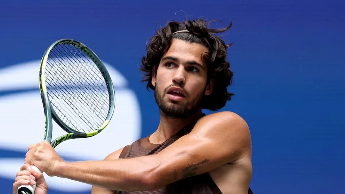 Jugador de tenis sosteniendo una raqueta durante el partido Jugador de tenis sosteniendo una raqueta durante el partido