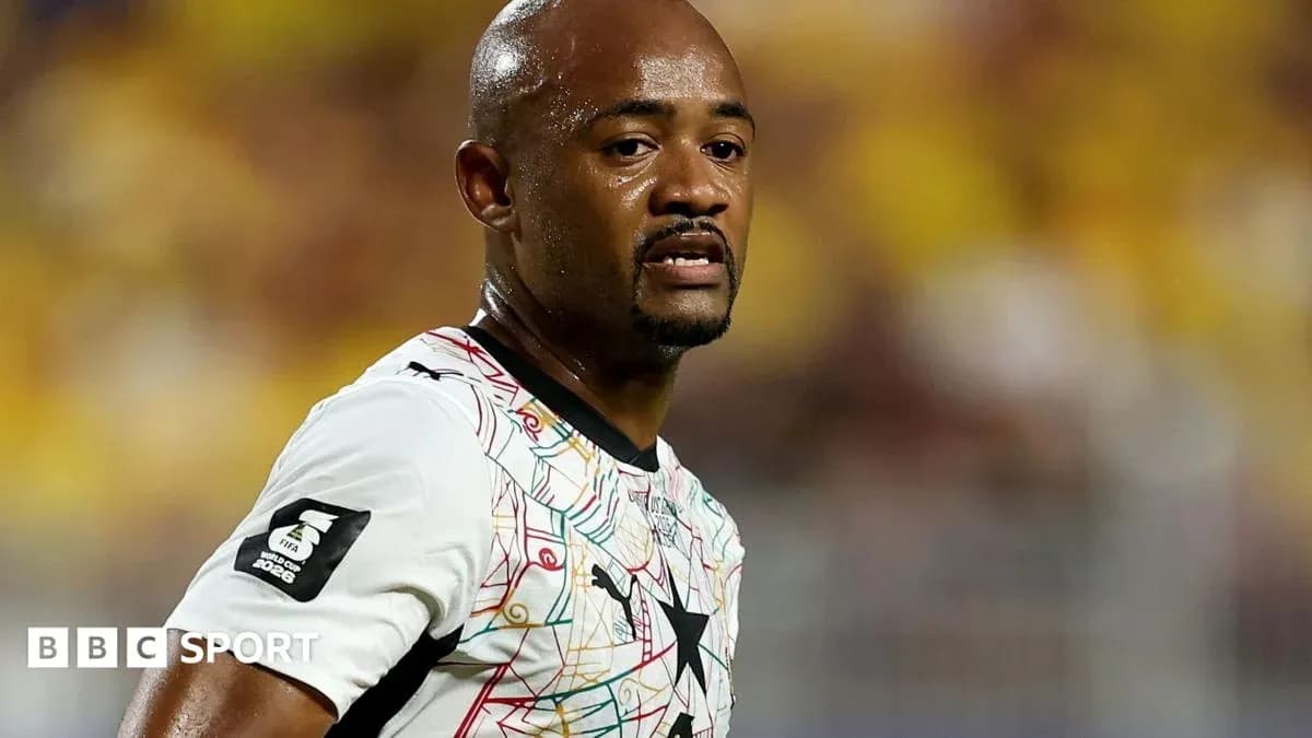 Jugador de Ghana en partido de fútbol Jugador de Ghana en partido de fútbol