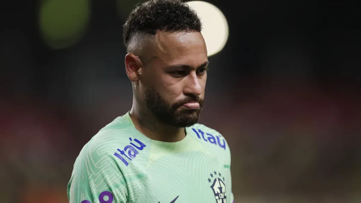 Neymar con uniforme de Brasil durante un partido Neymar con uniforme de Brasil durante un partido