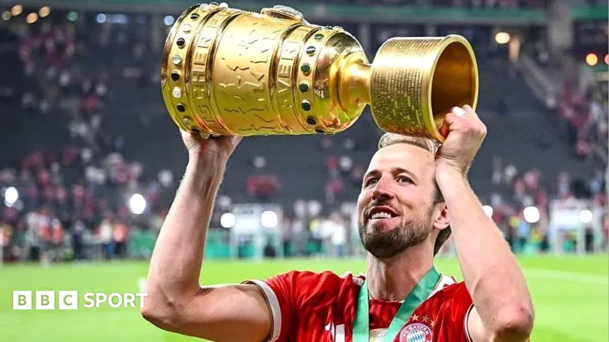 Jugador levantando trofeo tras ganar el campeonato Jugador levantando trofeo tras ganar el campeonato