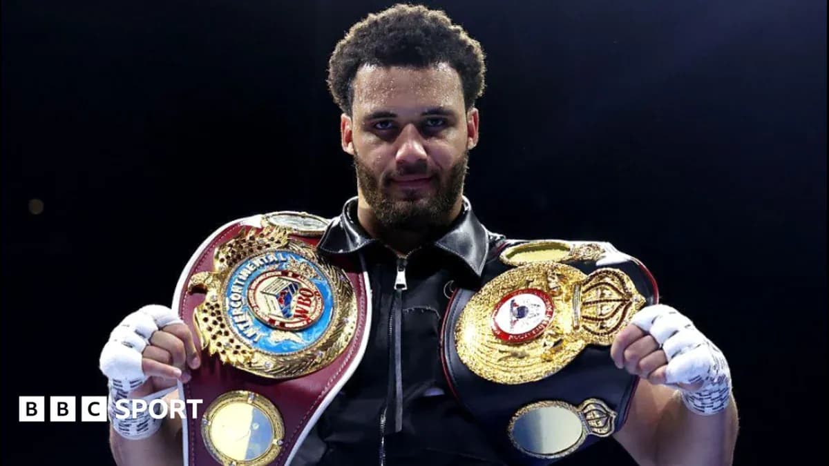 Boxeador sosteniendo dos cinturones de campeonato Boxeador sosteniendo dos cinturones de campeonato