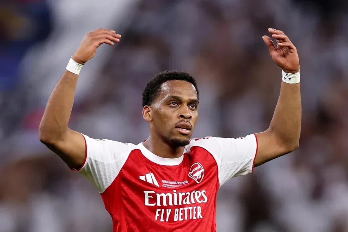 Jugador de Arsenal con brazos levantados en celebración Jugador de Arsenal con brazos levantados en celebración