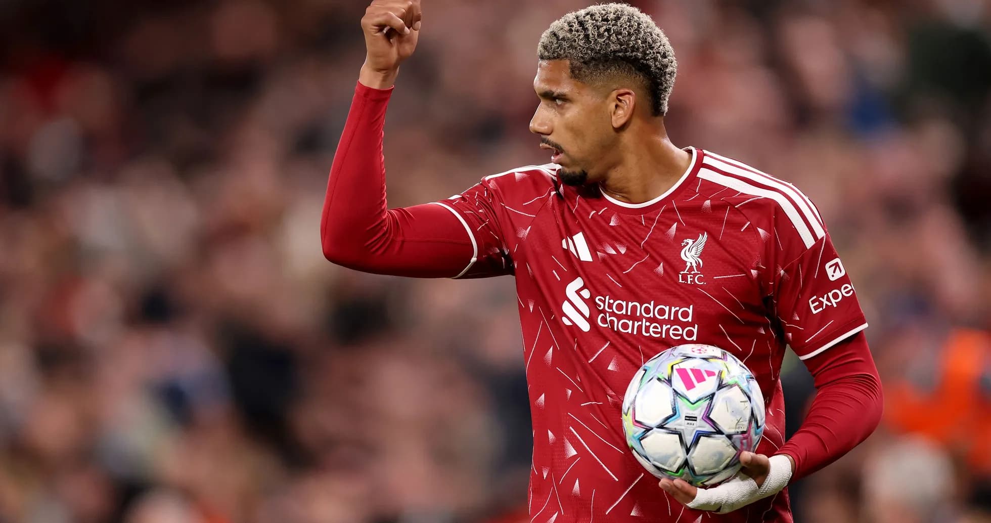 Jugador de Liverpool sosteniendo el balón durante partido Jugador de Liverpool sosteniendo el balón durante partido