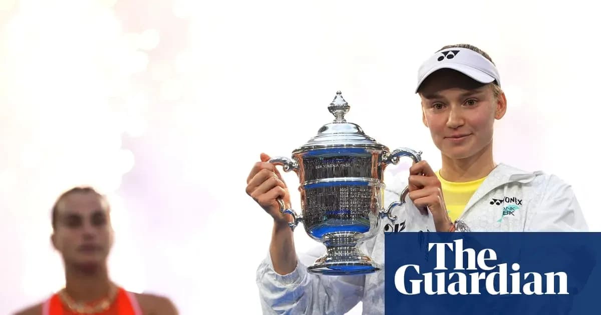 Jugadora sosteniendo el trofeo de tenis tras ganar Jugadora sosteniendo el trofeo de tenis tras ganar
