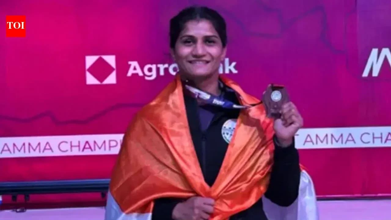 Atleta con medalla y bandera en el podio Atleta con medalla y bandera en el podio