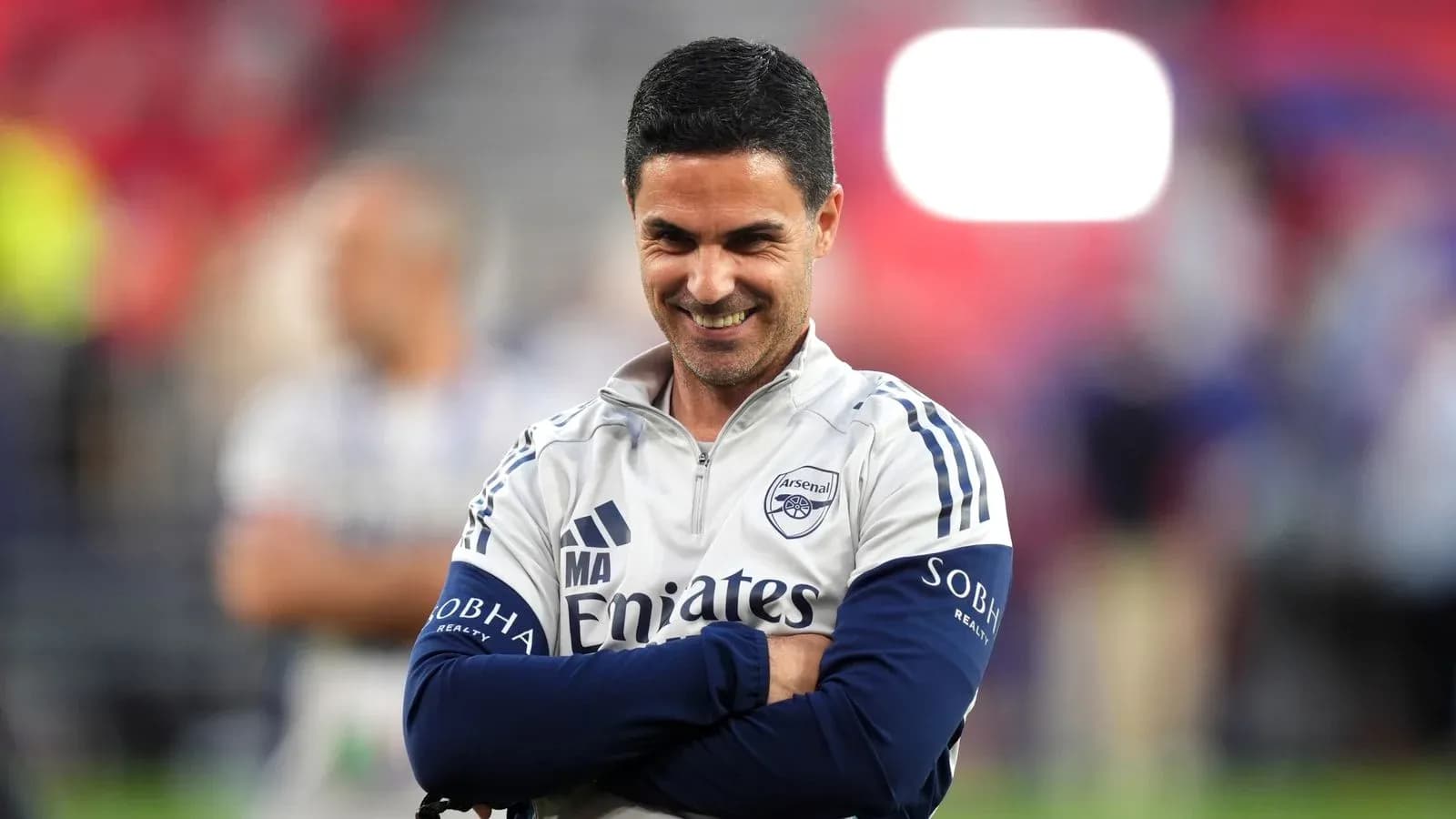 Entrenador de Arsenal sonriendo en el campo Entrenador de Arsenal sonriendo en el campo