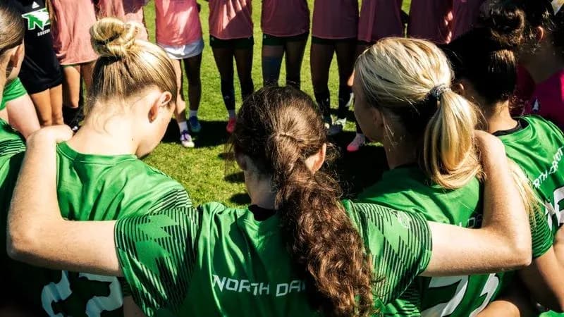 Jugadoras de fútbol formando un círculo en entrenamiento Jugadoras de fútbol formando un círculo en entrenamiento