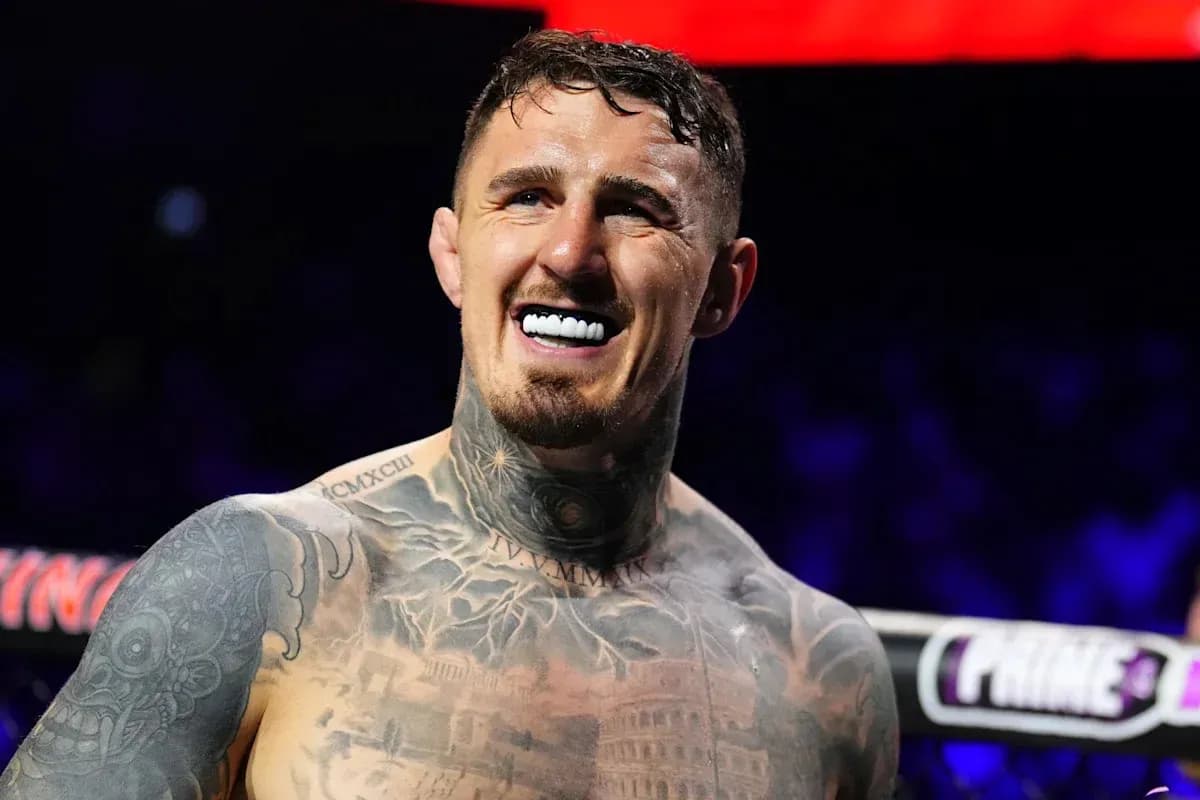 Luchador sonriente con tatuajes en el pecho Luchador sonriente con tatuajes en el pecho