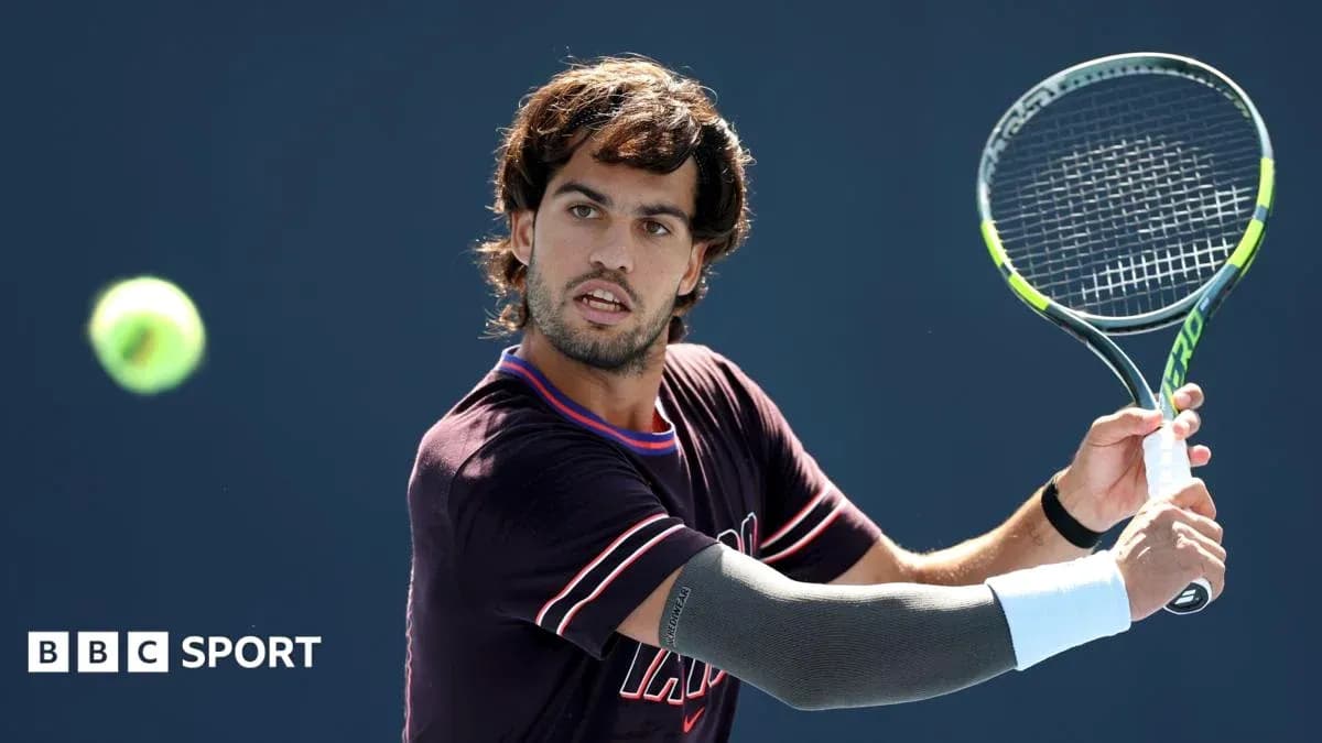 Jugador de tenis golpeando una pelota en entrenamiento Jugador de tenis golpeando una pelota en entrenamiento