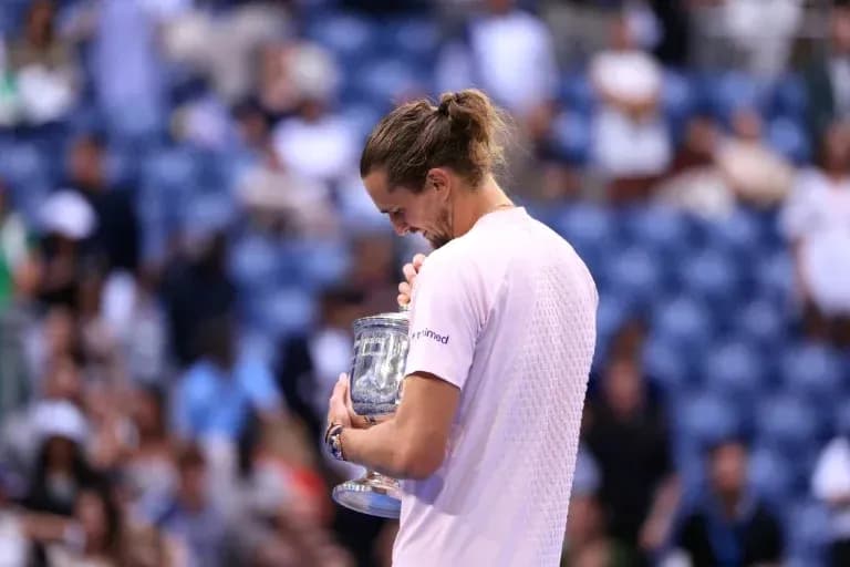 Jugador sosteniendo el trofeo en la ceremonia de premiación Jugador sosteniendo el trofeo en la ceremonia de premiación