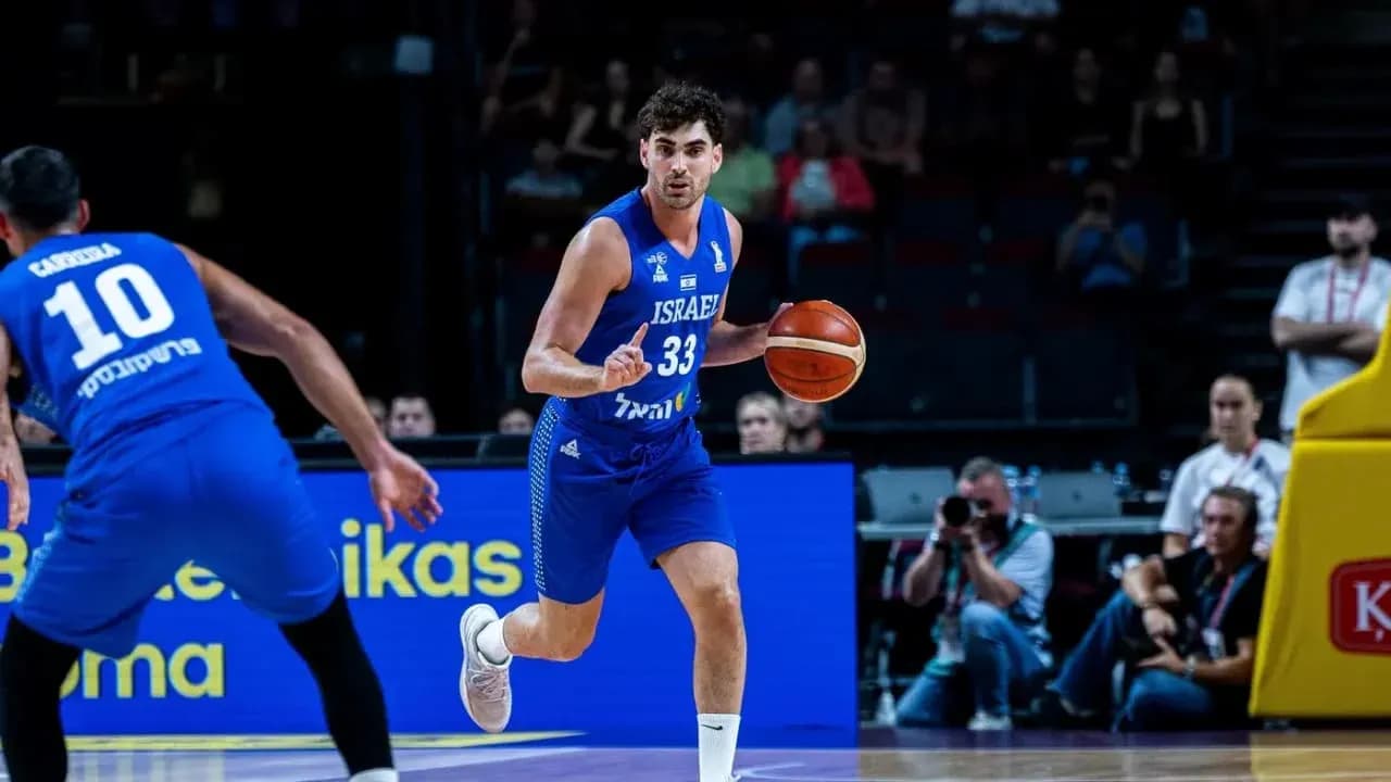 Jugador de baloncesto israelí driblando con el balón Jugador de baloncesto israelí driblando con el balón
