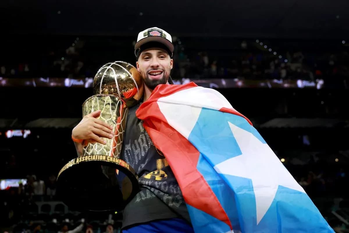Jugador sosteniendo trofeo con bandera de Puerto Rico Jugador sosteniendo trofeo con bandera de Puerto Rico