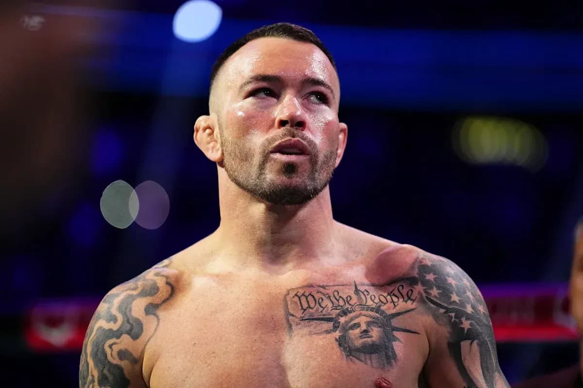 Luchador de boxeo en el ring con tatuajes Luchador de boxeo en el ring con tatuajes