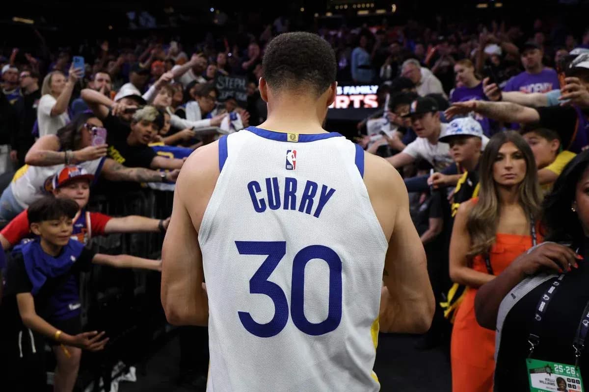 Jugador con camiseta de Curry rodeado de aficionados Jugador con camiseta de Curry rodeado de aficionados