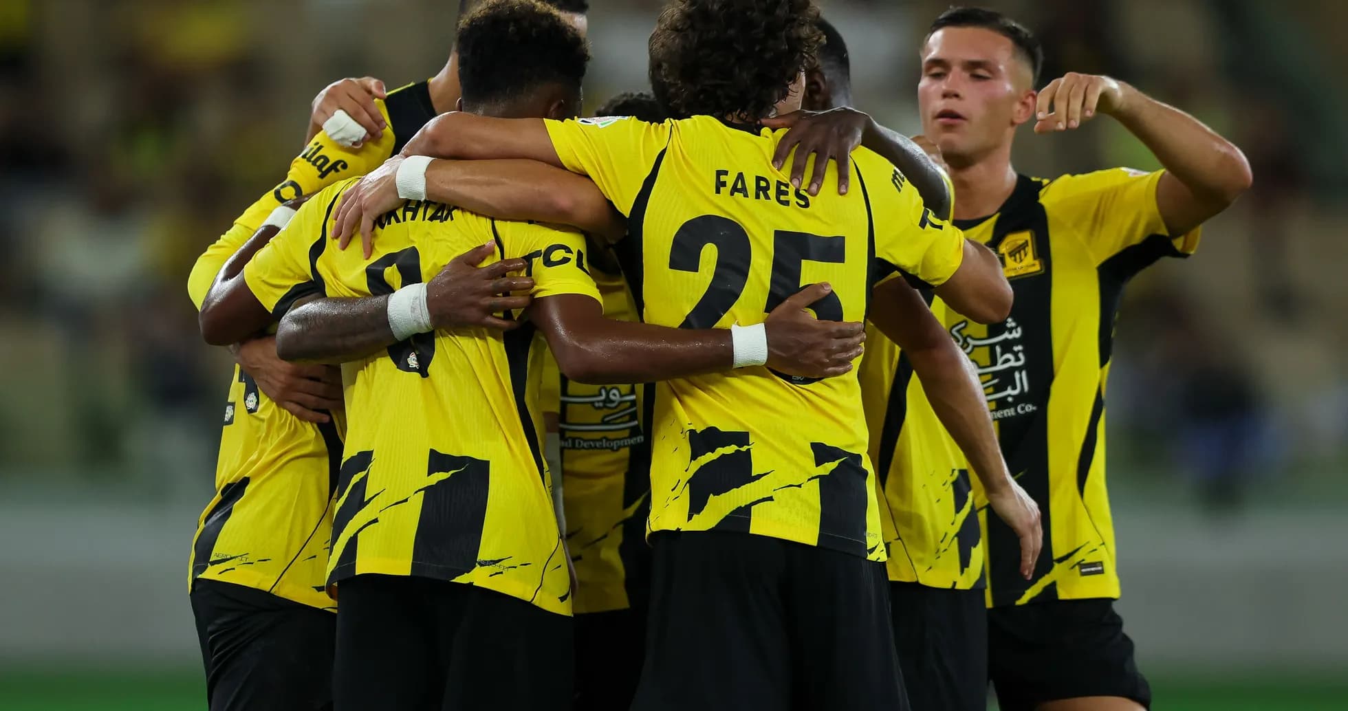 Jugadores de Ittihad celebrando un gol juntos Jugadores de Ittihad celebrando un gol juntos