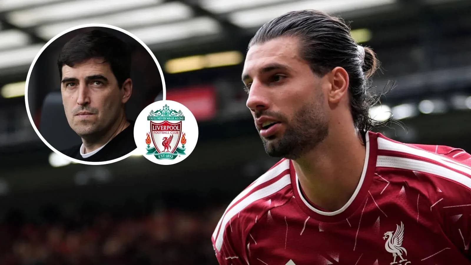 Jugador de Liverpool en el campo con entrenador en fondo Jugador de Liverpool en el campo con entrenador en fondo