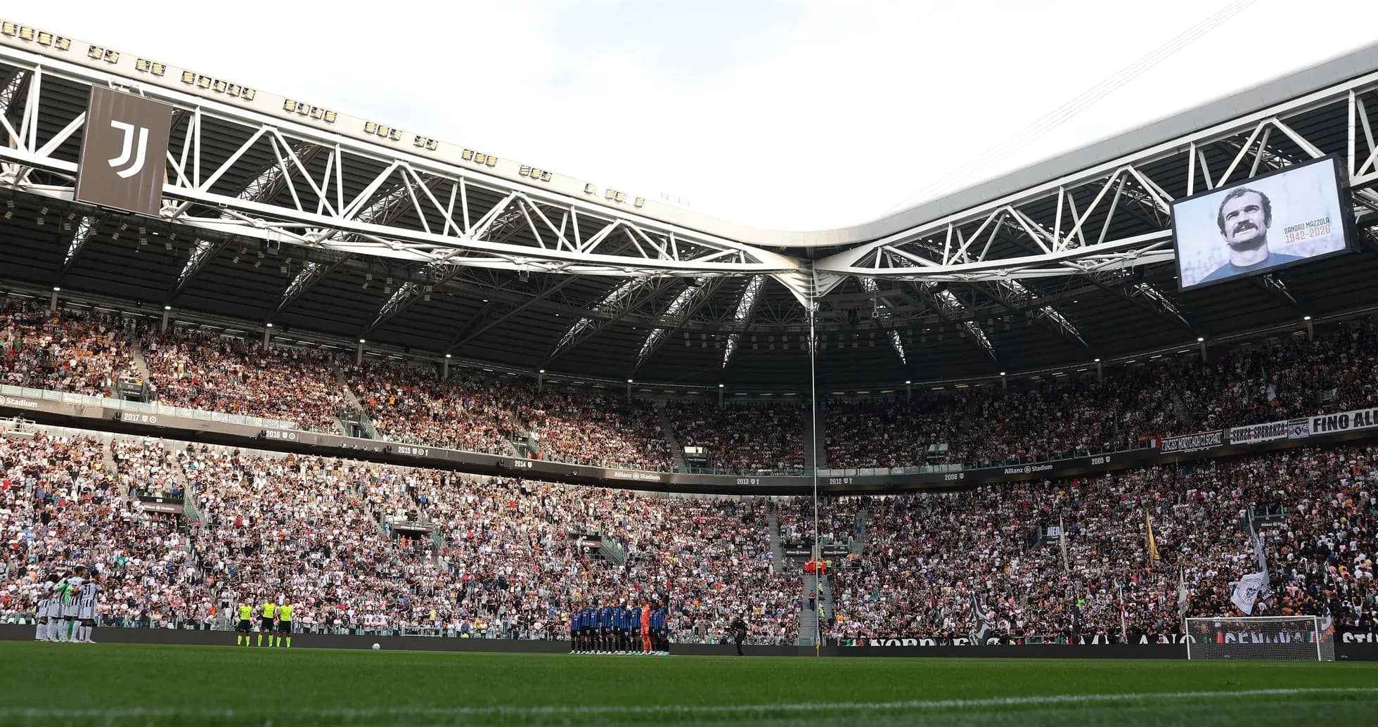 Jugadores de pie en el Allianz Stadium durante homenaje Jugadores de pie en el Allianz Stadium durante homenaje