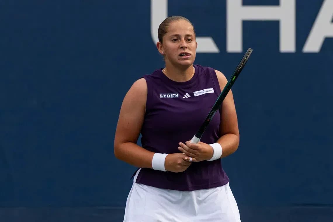 Jugadora de tenis sosteniendo una raqueta en la cancha Jugadora de tenis sosteniendo una raqueta en la cancha