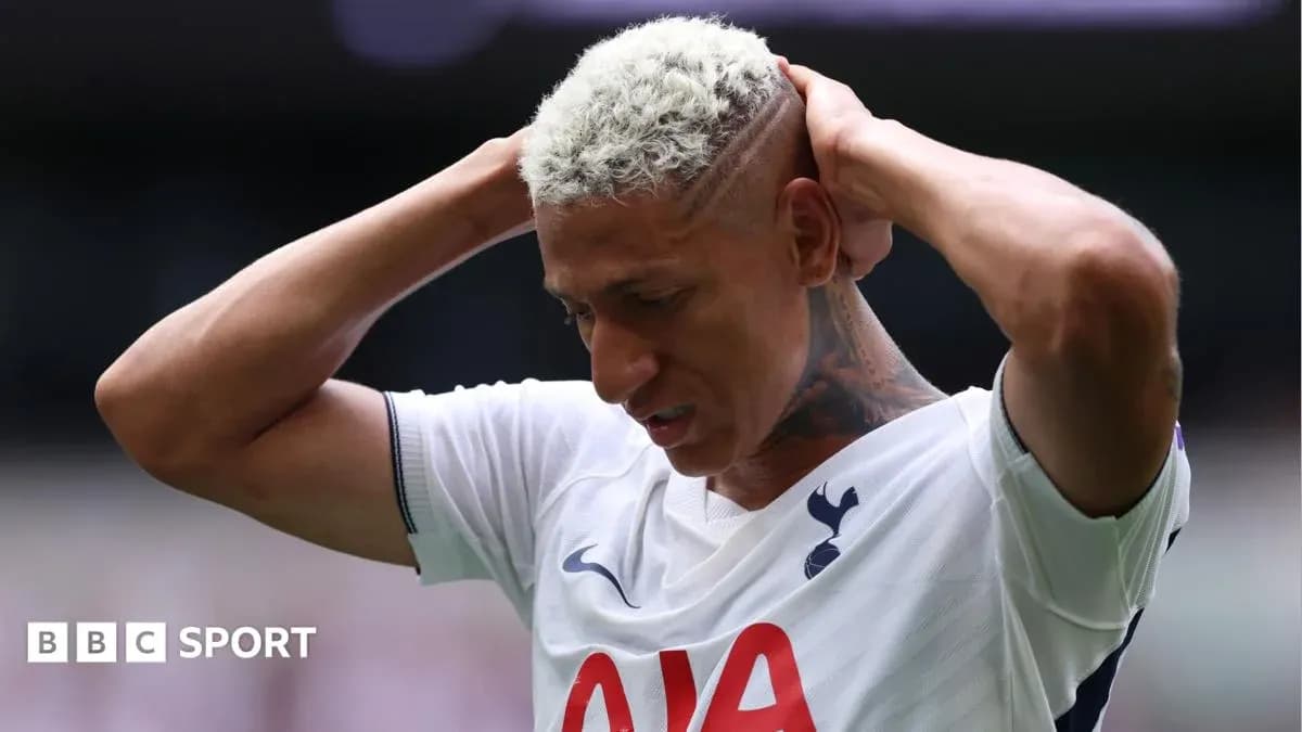 Jugador de Tottenham con la cabeza en las manos Jugador de Tottenham con la cabeza en las manos