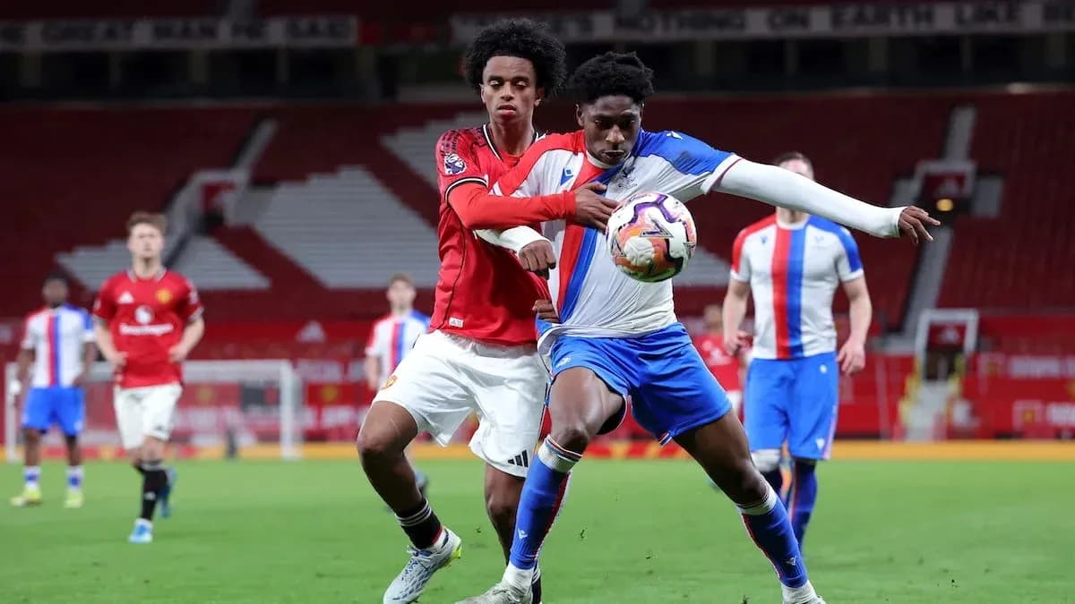 Jugador de Manchester United persiguiendo a oponente Jugador de Manchester United persiguiendo a oponente