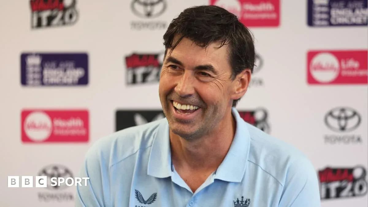 Entrenador sonriendo en conferencia de prensa Entrenador sonriendo en conferencia de prensa