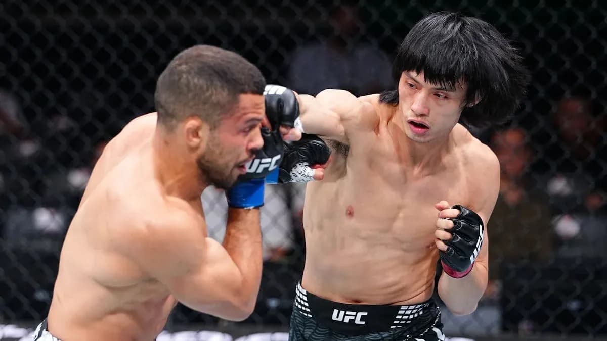 Peleador lanzando un puñetazo en combate de UFC Peleador lanzando un puñetazo en combate de UFC