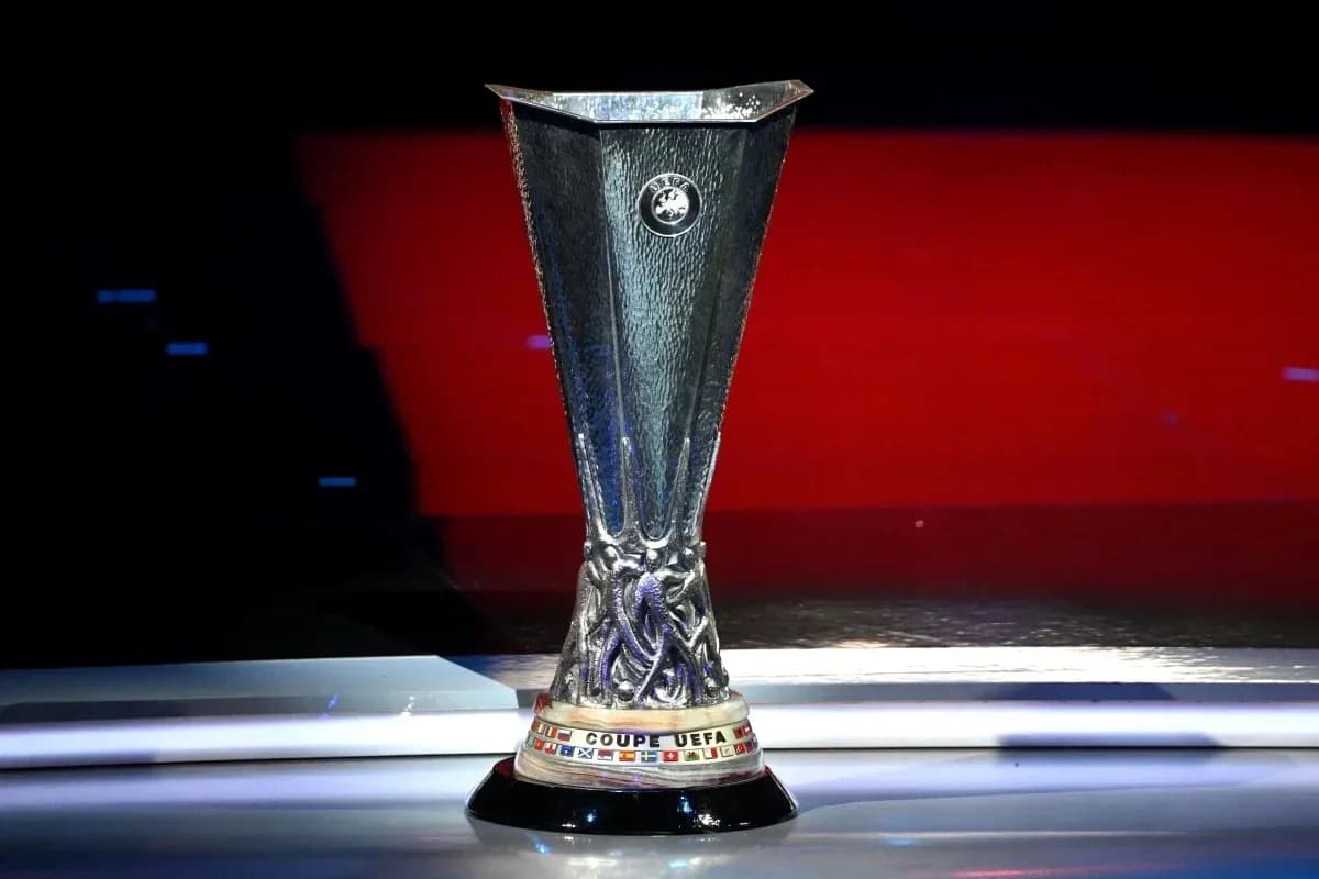 Trofeo de la UEFA Europa League en pedestal Trofeo de la UEFA Europa League en pedestal