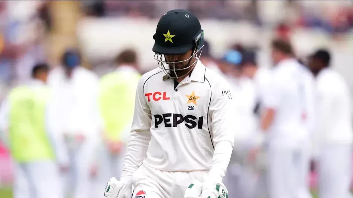 Jugador de cricket de Pakistán caminando tras perder su turno Jugador de cricket de Pakistán caminando tras perder su turno
