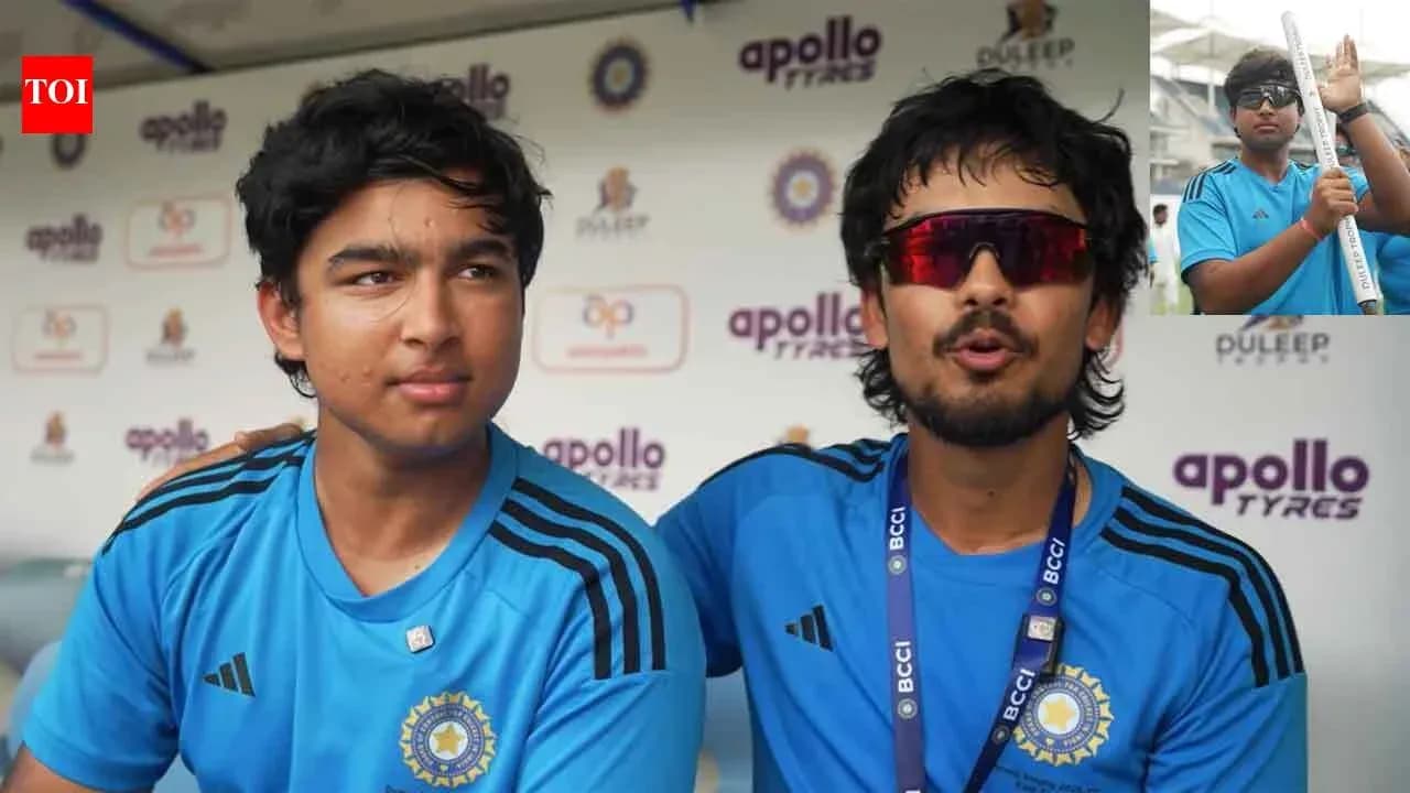 Dos jugadores de cricket en conferencia de prensa Dos jugadores de cricket en conferencia de prensa