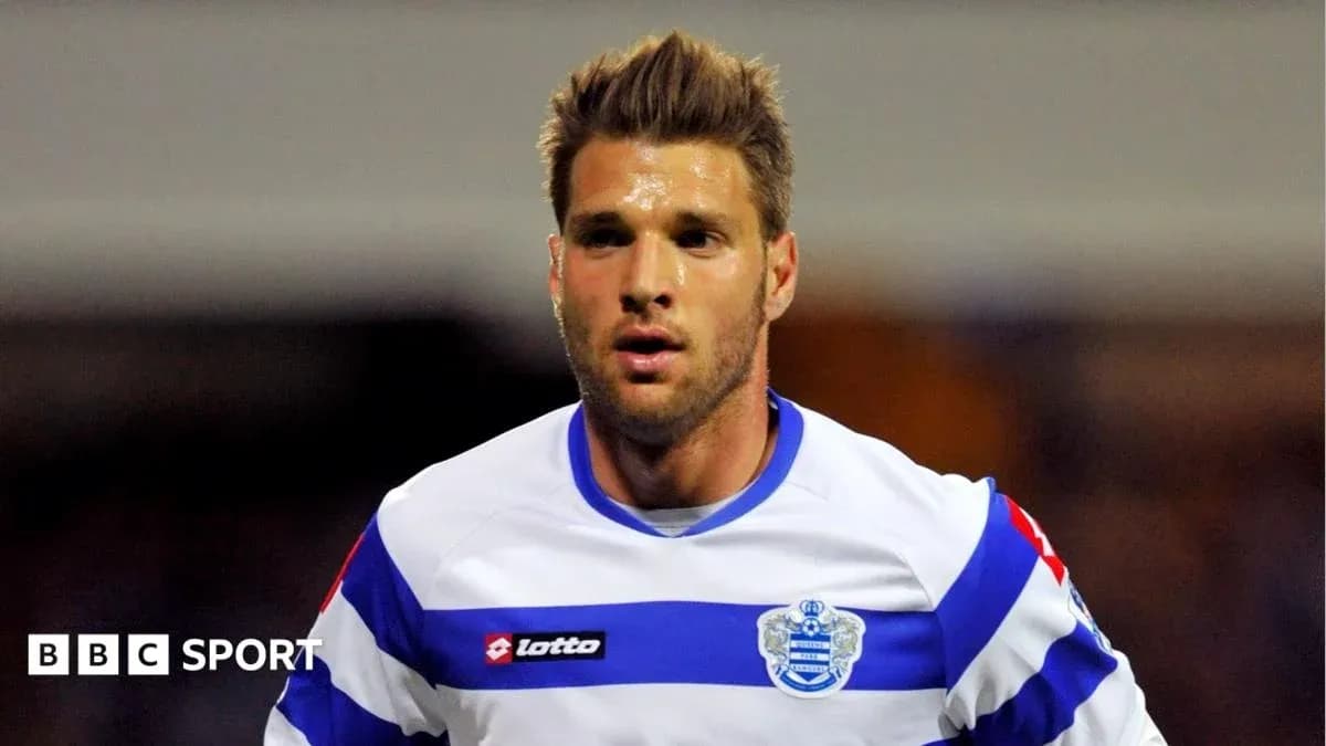 Jugador de QPR con camiseta blanca y azul Jugador de QPR con camiseta blanca y azul