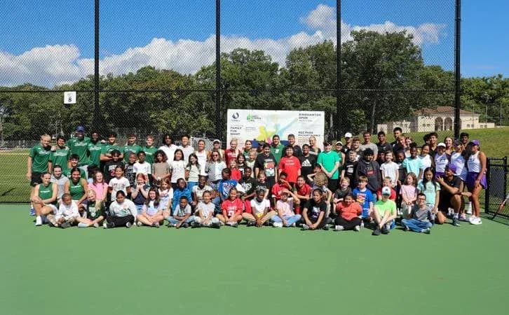 Grupo grande de personas en cancha de tenis Grupo grande de personas en cancha de tenis