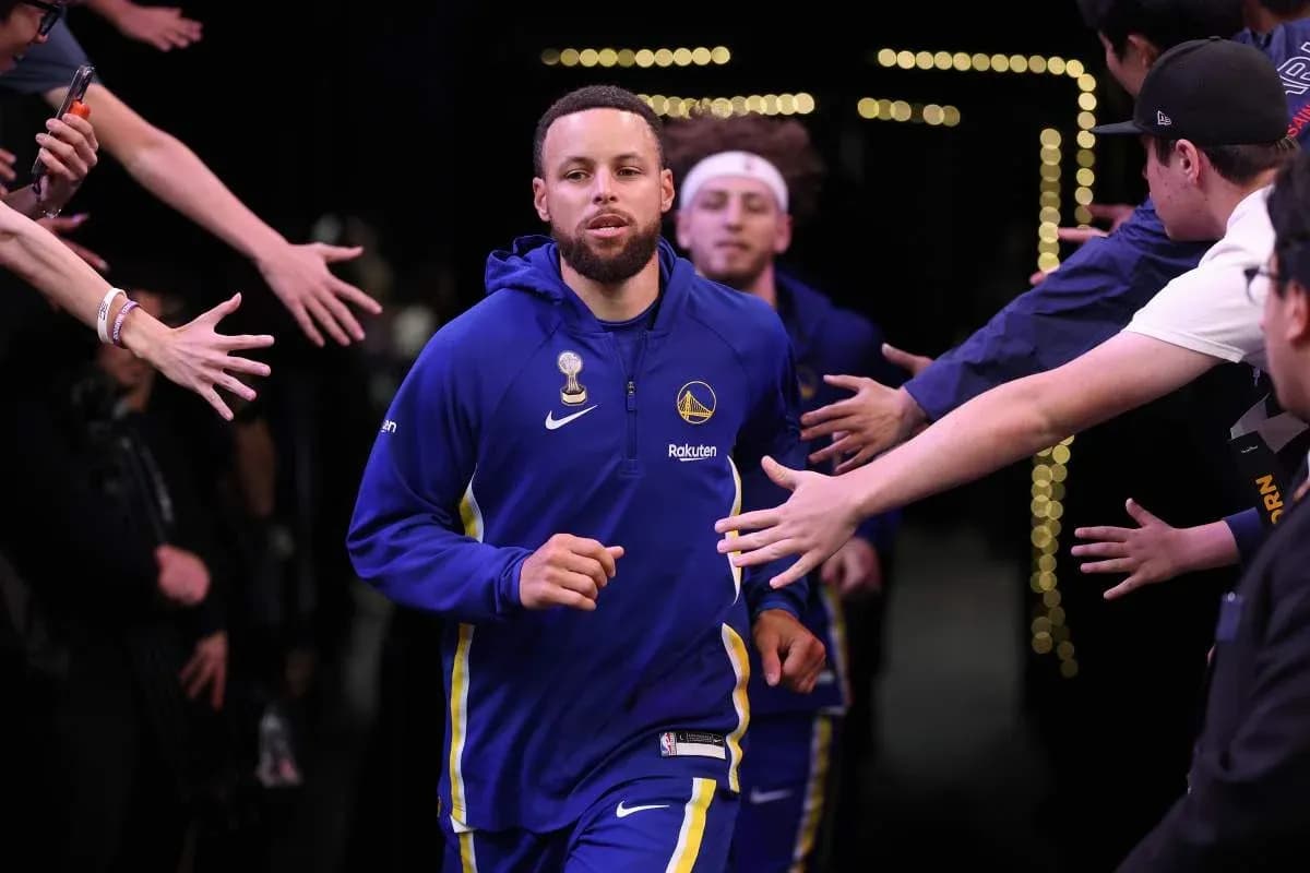 Stephen Curry corriendo hacia la cancha durante el calentamiento Stephen Curry corriendo hacia la cancha durante el calentamiento