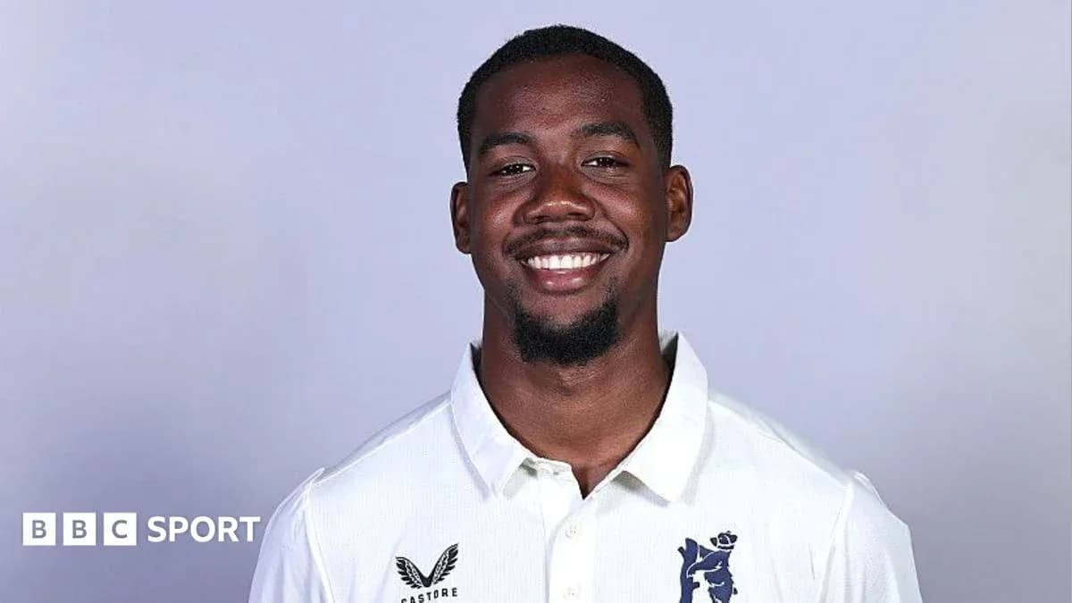 Jugador sonriente con camiseta blanca y fondo claro Jugador sonriente con camiseta blanca y fondo claro