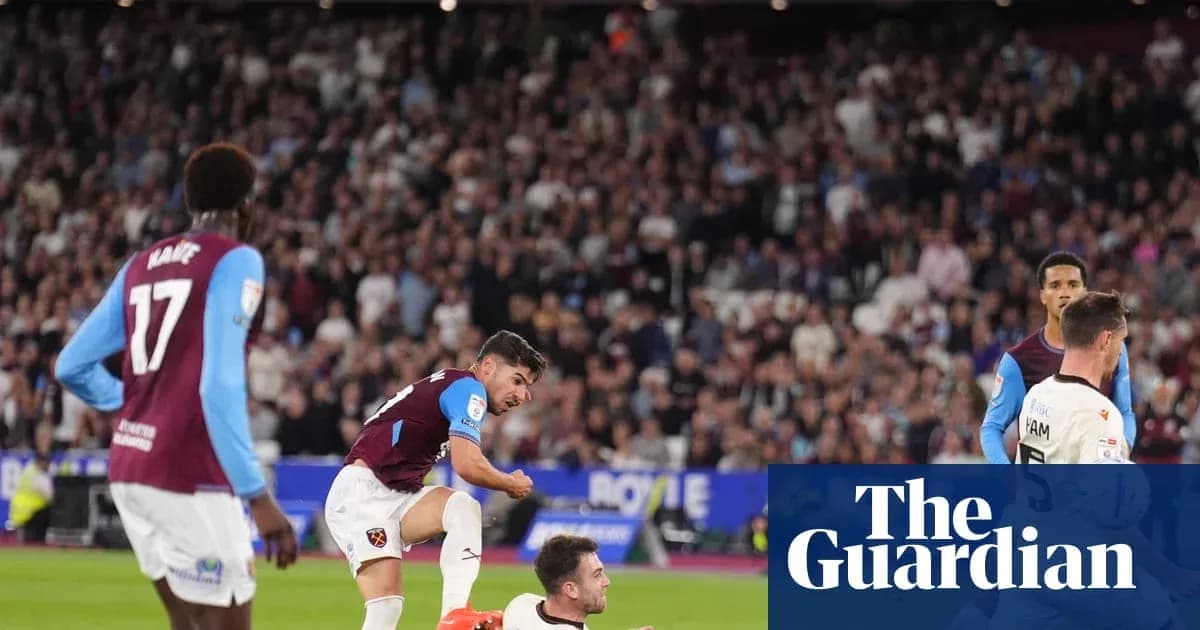 Jugador de West Ham celebrando un gol en el estadio Jugador de West Ham celebrando un gol en el estadio