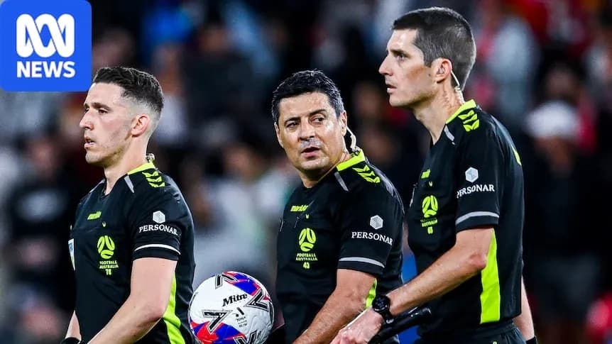 Tres árbitros discutiendo en el campo de juego Tres árbitros discutiendo en el campo de juego