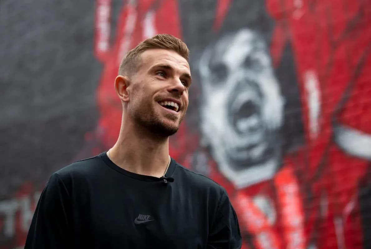 Jugador sonriendo frente a mural en la pared Jugador sonriendo frente a mural en la pared