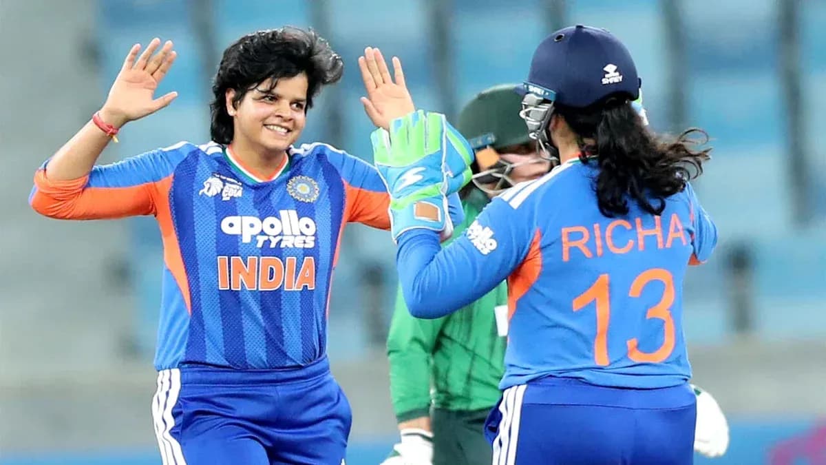 Jugadora de India celebrando con compañera tras wicket Jugadora de India celebrando con compañera tras wicket