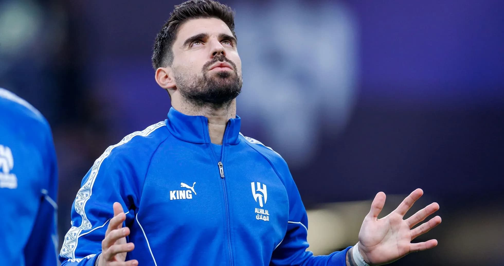 Jugador de Al Hilal en calentamiento previo al partido Jugador de Al Hilal en calentamiento previo al partido