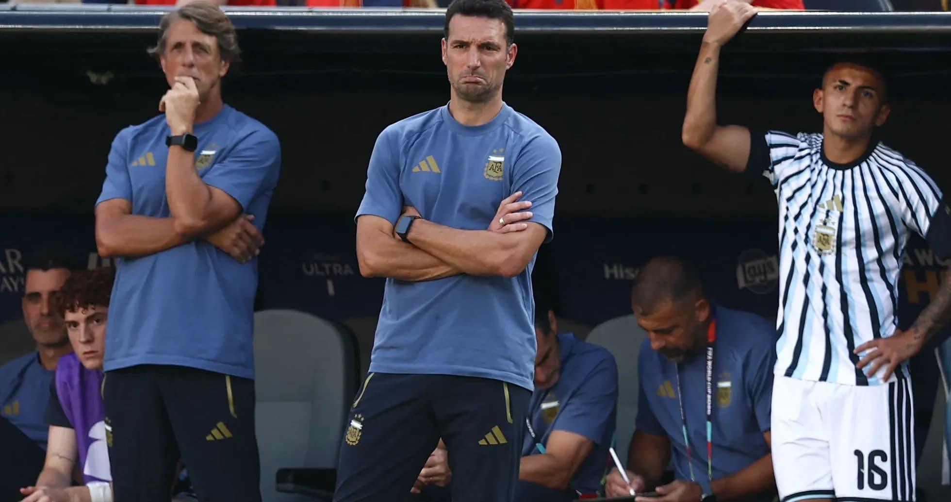 Entrenador y asistentes en el banquillo durante partido Entrenador y asistentes en el banquillo durante partido