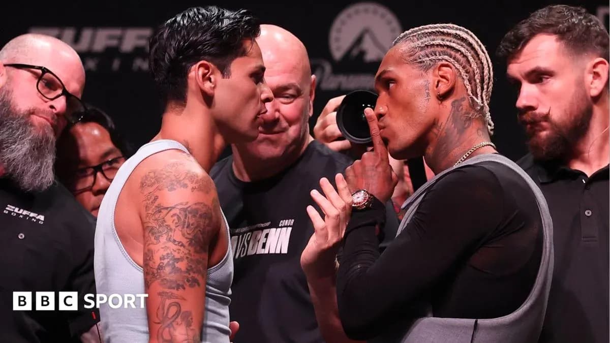 Dos boxeadores en cara a cara durante pesaje Dos boxeadores en cara a cara durante pesaje